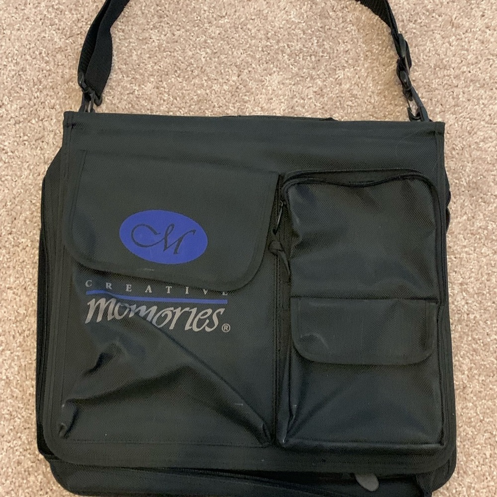 Creative Memories carry bag with multiple pockets for designs on the go.